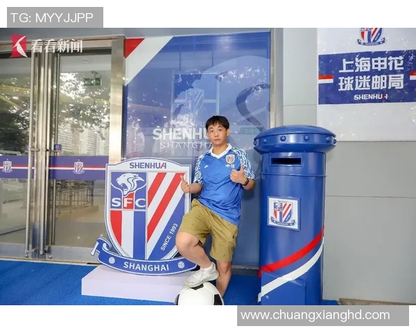 足球明星合影立牌展现传奇瞬间球场荣耀与激情的完美结合