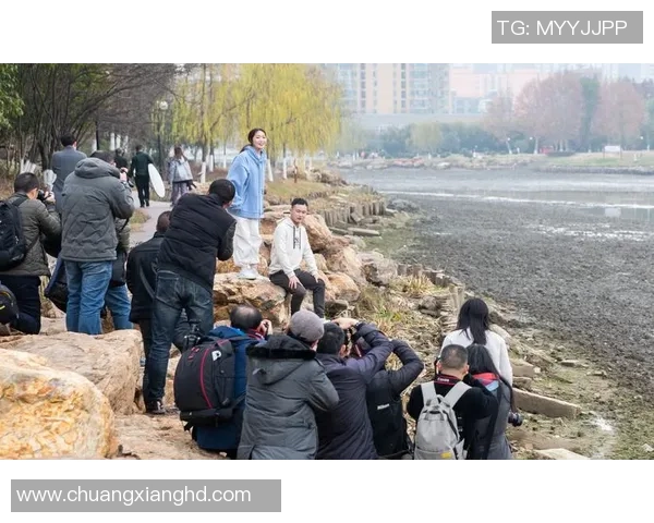 足球明星走进野球场展现多才多艺的运动魅力与激情对决